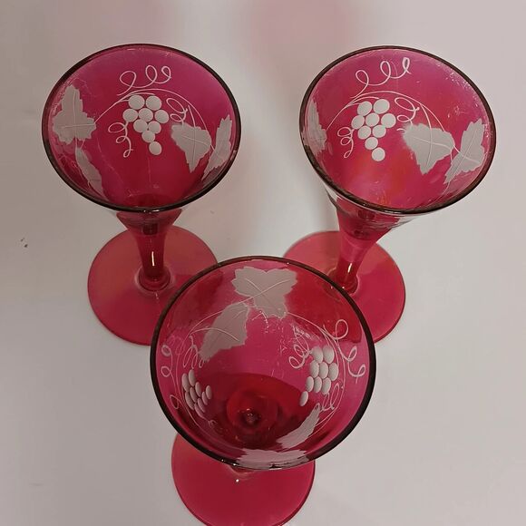 Vintage Red Decanter Etched Grapes Vines 3 Cordial Glasses NO STOPPER - Picture 5 of 11
